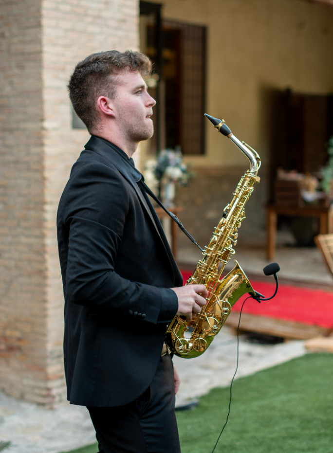 Saxofonista animando una boda junto a los invitados